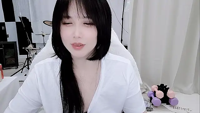 Snapshot of Vaness-a chatting on May 2026 12:45:02 PM Vaness-a online show from May 2026 12:45:02 PM