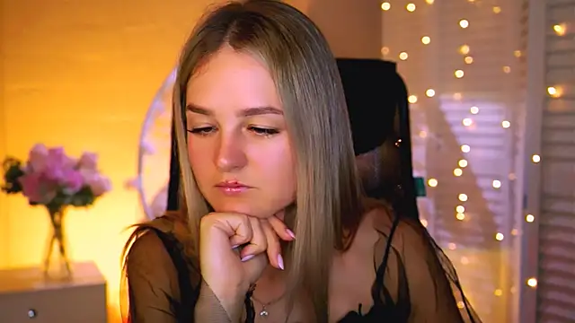 Snapshot of DeboraLarson chatting on November 2025 03:40:02 AM DeboraLarson online show from November 2025 03:40:02 AM