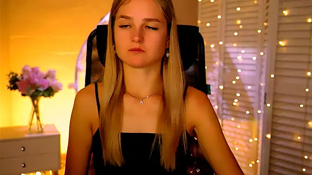 Snapshot of DeboraLarson chatting on November 2025 03:23:01 AM DeboraLarson online show from November 2025 03:23:01 AM