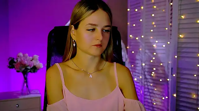 Snapshot of DeboraLarson chatting on November 2025 03:34:01 AM DeboraLarson online show from November 2025 03:34:01 AM