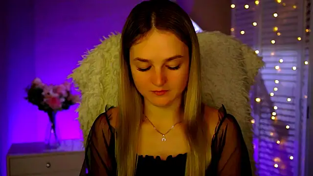 Snapshot of DeboraLarson chatting on November 2025 04:15:01 AM DeboraLarson online show from November 2025 04:15:01 AM