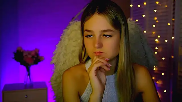 Snapshot of DeboraLarson chatting on November 2025 03:32:02 AM DeboraLarson online show from November 2025 03:32:02 AM