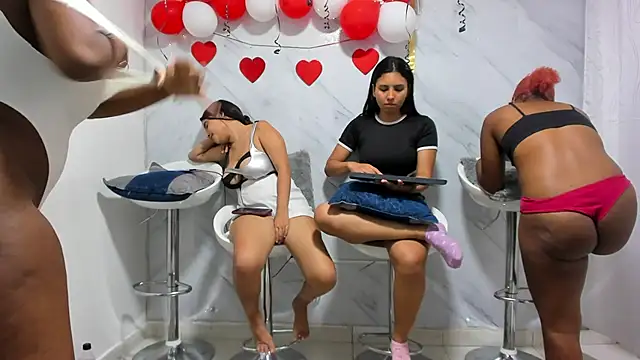 Snapshot of Candyscouples chatting on February 2025 03:20:02 PM Candyscouples online show from February 2025 03:20:02 PM