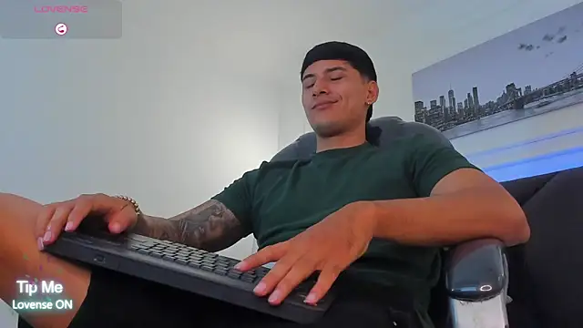 Snapshot of Damian23__ chatting on February 2026 01:28:02 PM Damian23 online show from February 2026 01:28:02 PM