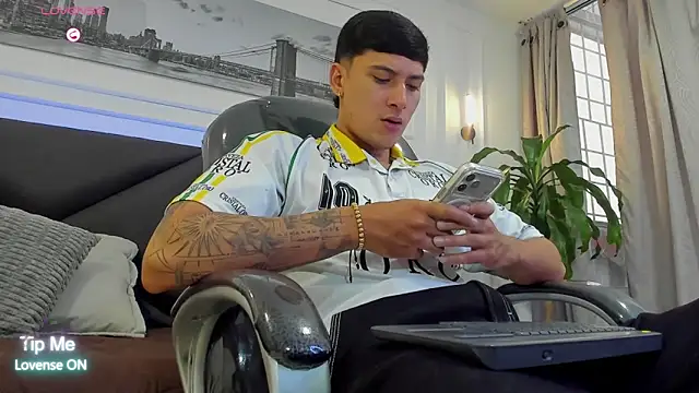 Snapshot of Damian23__ chatting on February 2026 01:12:02 PM Damian23 online show from February 2026 01:12:02 PM