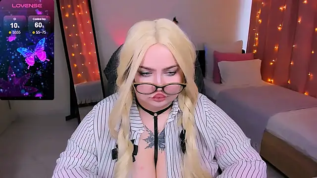 Snapshot of love_insidee chatting on January 2025 11:48:01 AM love insidee online show from January 2025 11:48:01 AM