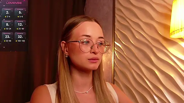 Tiffanyhunt online show from November 2025 01:22:01 PM