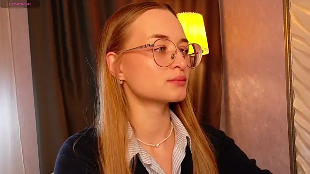 Tiffanyhunt online show from November 2025 01:22:01 PM