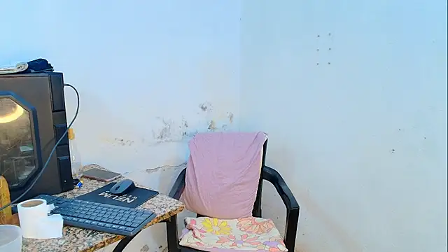 Snapshot of Oh_Tique chatting on April 2026 01:15:01 PM Oh Tique online show from April 2026 01:15:01 PM