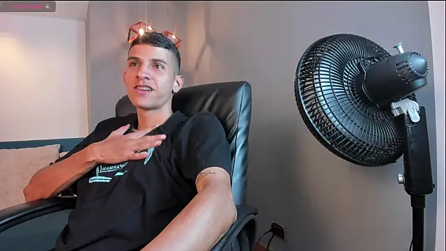 Snapshot of Aaron_Scoot chatting on December 2024 11:30:01 PM Aaron Scoot online show from December 2024 11:30:01 PM