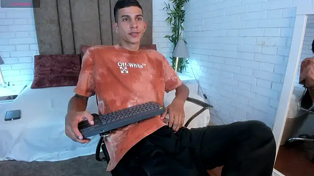 Snapshot of Aaron_Scoot chatting on December 2024 11:16:01 PM Aaron Scoot online show from December 2024 11:16:01 PM