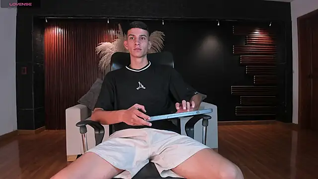 Snapshot of Aaron_Scoot chatting on December 2024 12:39:02 AM Aaron Scoot online show from December 2024 12:39:02 AM