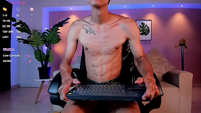 Snapshot of Aaron_Scoot chatting on January 2025 11:32:02 PM Aaron Scoot online show from January 2025 11:32:02 PM