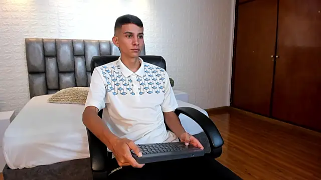 Aaron Scoot online show from March 2026 09:19:02 PM