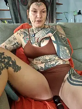 Snapshot of lizzardqueeen chatting on October 2025 04:50:01 PM lizzardqueeen online show from October 2025 04:50:01 PM