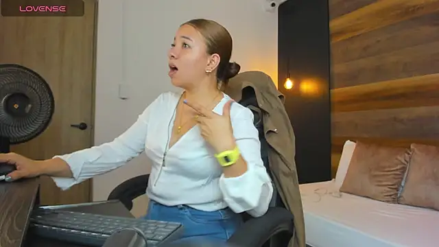 Snapshot of alma_fenix chatting on September 2025 12:29:02 PM alma fenix online show from September 2025 12:29:02 PM
