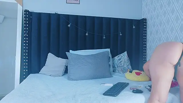 hotlatinateacher online show from November 2025 06:51:01 PM