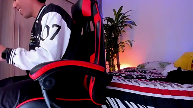 aldrinwhite online show from April 2026 10:43:01 PM