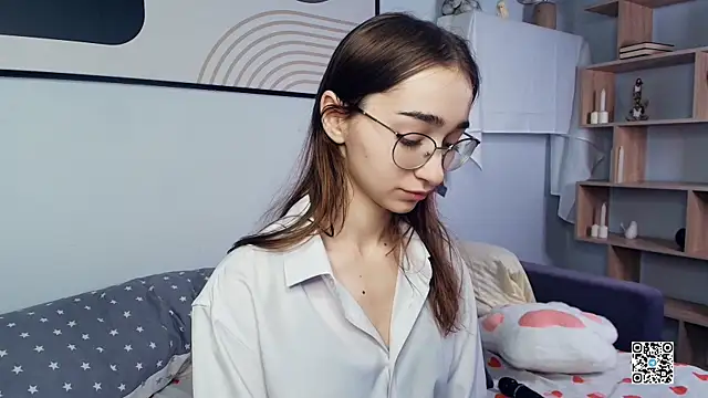 PollyBeev online show from October 2025 06:21:01 AM