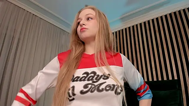 MiaMews online show from February 2025 03:19:01 PM