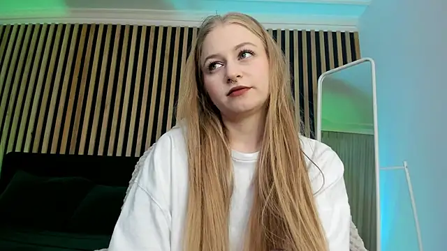 MiaMews online show from March 2025 07:42:02 PM