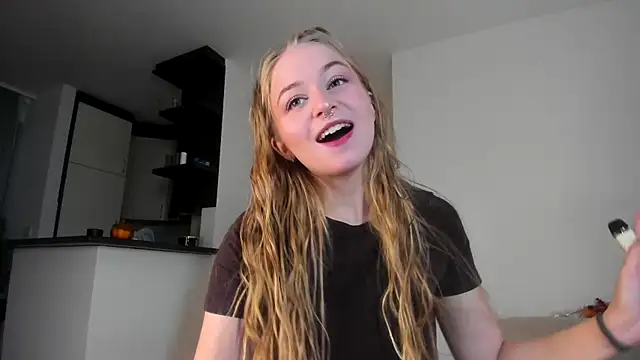 MiaMews online show from October 2025 12:53:02 PM