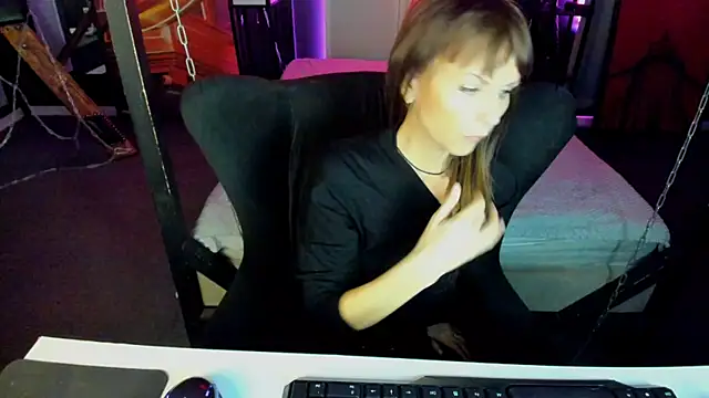 Snapshot of Elizabe_th chatting on February 2025 09:19:01 PM Elizabe th online show from February 2025 09:19:01 PM