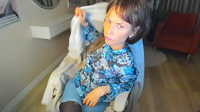 Snapshot of Elizabe_th chatting on February 2025 10:21:01 PM Elizabe th online show from February 2025 10:21:01 PM