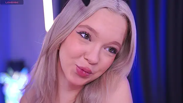 Snapshot of _AlinaBailey chatting on April 2026 08:00:02 AM AlinaBailey online show from April 2026 08:00:02 AM
