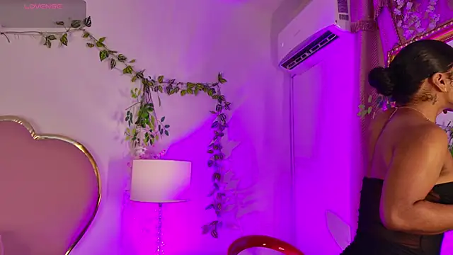 Snapshot of NahiaraReina chatting on May 2026 01:48:02 PM NahiaraReina online show from May 2026 01:48:02 PM