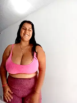 Snapshot of andreinabigtits chatting on February 2025 07:11:01 PM andreinabigtits online show from February 2025 07:11:01 PM