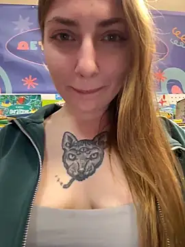 Snapshot of Sunny___Bunny chatting on May 2026 01:07:02 PM Sunny Bunny online show from May 2026 01:07:02 PM