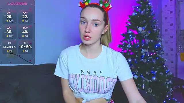 Snapshot of Wild_Sophie_ chatting on December 2025 06:15:01 PM Wild Sophie online show from December 2025 06:15:01 PM