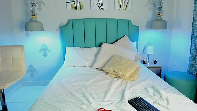 Khenta Michells online show from March 2025 04:46:02 PM