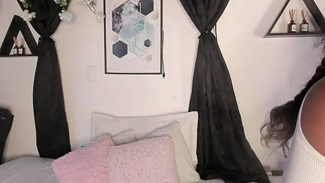 Khenta Michells online show from April 2026 10:20:02 AM