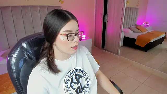 Snapshot of Charlotte_Olsen_ chatting on May 2026 08:04:02 PM Charlotte Olsen online show from May 2026 08:04:02 PM