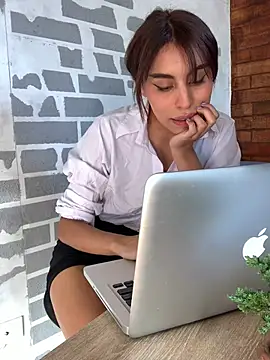 Snapshot of Katee_Jones chatting on February 2025 09:51:01 PM Katee Jones online show from February 2025 09:51:01 PM