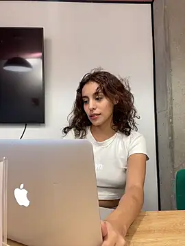 Snapshot of Katee_Jones chatting on February 2025 09:54:01 PM Katee Jones online show from February 2025 09:54:01 PM