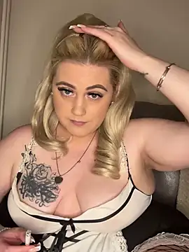 Snapshot of Blondiee3088 chatting on December 2024 05:00:01 PM Blondiee3088 online show from December 2024 05:00:01 PM