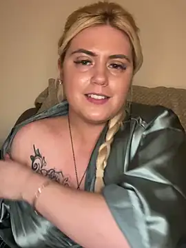 Snapshot of Blondiee3088 chatting on February 2025 11:44:02 PM Blondiee3088 online show from February 2025 11:44:02 PM