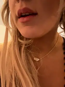 Snapshot of EllaSnow chatting on March 2025 05:54:01 AM EllaSnow online show from March 2025 05:54:01 AM