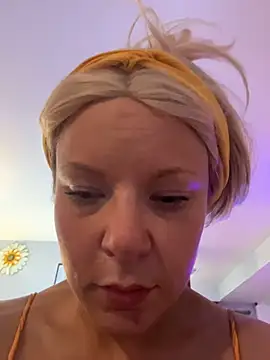 Snapshot of EllaSnow chatting on April 2026 06:41:01 PM EllaSnow online show from April 2026 06:41:01 PM