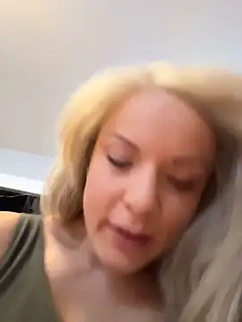 Snapshot of EllaSnow chatting on April 2026 12:54:01 PM EllaSnow online show from April 2026 12:54:01 PM