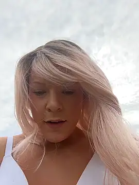 Snapshot of EllaSnow chatting on April 2026 10:15:02 PM EllaSnow online show from April 2026 10:15:02 PM