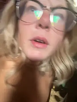 Snapshot of EllaSnow chatting on April 2026 04:46:02 PM EllaSnow online show from April 2026 04:46:02 PM