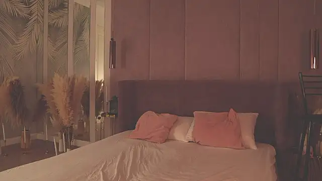 Smiley Mia online show from February 2026 05:02:01 AM