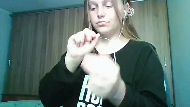 Evasapples online show from April 2026 08:50:01 PM