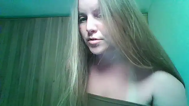 Snapshot of Evasapples chatting on May 2026 12:02:01 PM Evasapples online show from May 2026 12:02:01 PM