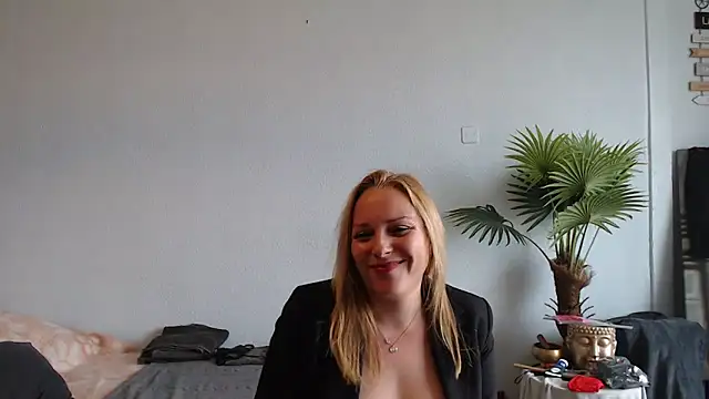 Doucelouve9 online show from February 2025 01:17:02 PM