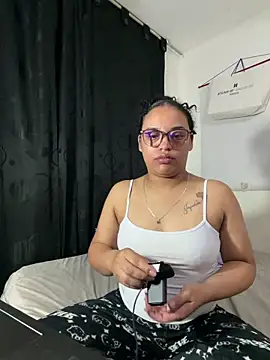 Snapshot of angela_angels_ chatting on May 2026 04:21:01 AM angela angels online show from May 2026 04:21:01 AM